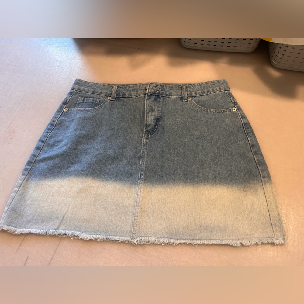 Hombre style short jean skirt